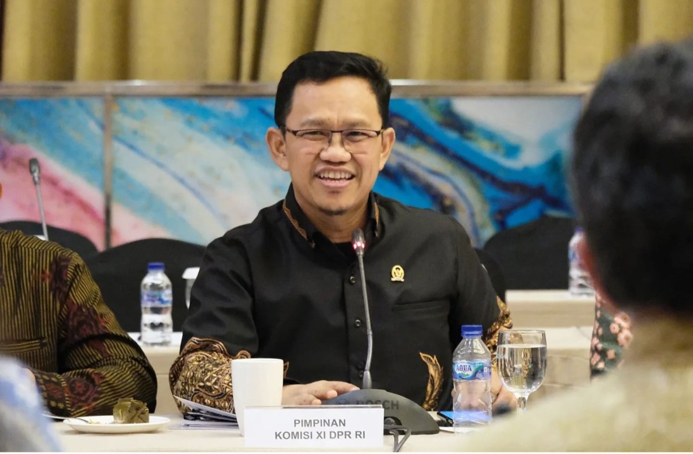 IST AKAN UMUMKAN CAGUB--Waketum DPP PPP DR HM Amir Uskara diruang kerjanya. PPP Akan umumkan nama Cagub Sulsel usai idul fitri   