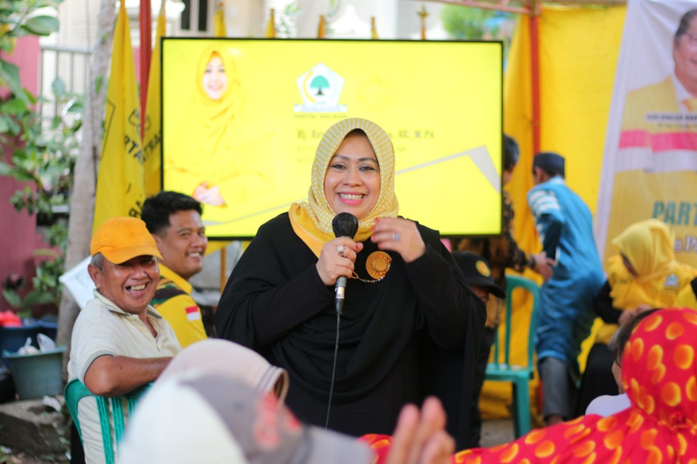 IST BERSAMA--Ketua DPD II Golkar Kota Parepare Erna Rasyid Taufan Pawe bersma pengurus lainnya dalam sebuah kegiatan beberapa waktu lalu