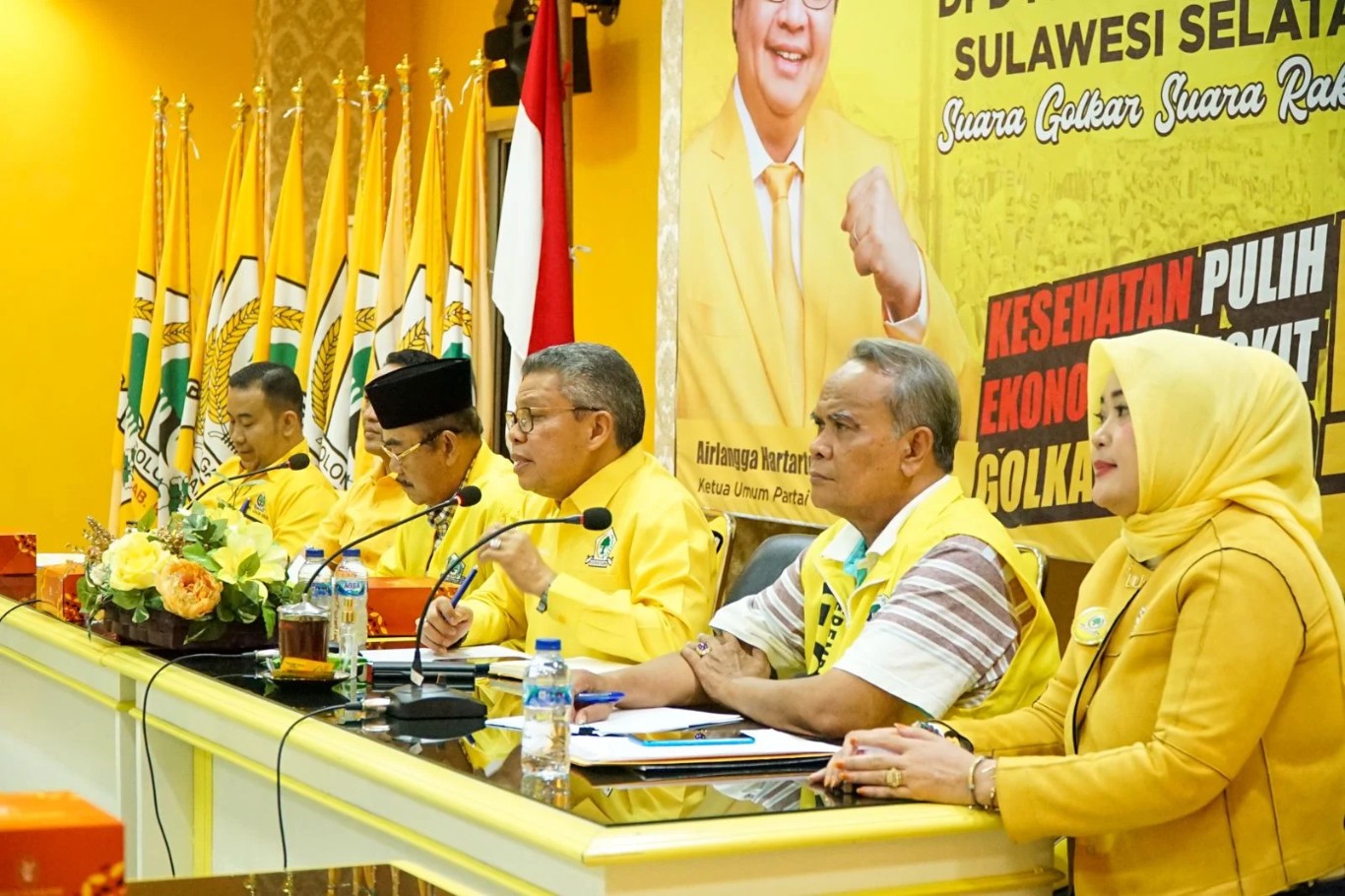 IST BERSAMA--Ketua DPD I Partai Golkar Sulsel Taufan Pawe bersama para pengurus dalam sebuah pertemuan 