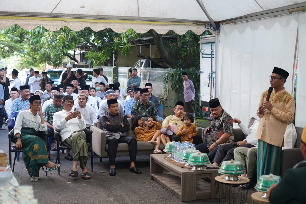 IST BUKA PUASA--Ketua DPW PKB Sulsel Azhar Arsyad ketika menggelar kegiatan buka puasa di kediamannya 