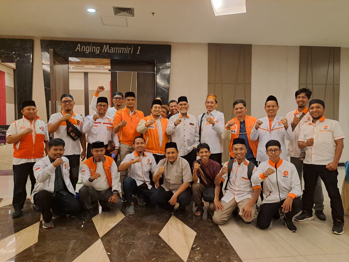 IST KONSOLIDASI--Sekretaris Dewan Syariah Pusat (DSP) PKS K.H. Aunur Rofiq Saleh menghadiri konsolidasi sekaligus pemberi tausyiah jelang buka puasa bersama, K.H. Surya Darma,  ketua Bidang Pembinaan Wilayah (BPW) Sulawesi, Mallarangeng Tutu, Ketua MPW serta Muammar selalku Ketua DSW.