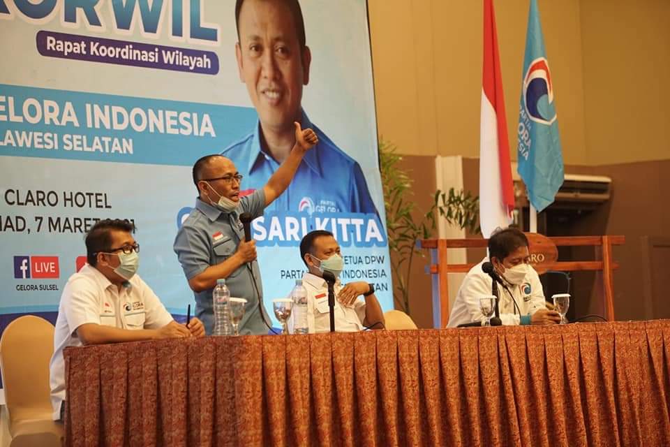 IST MOTIVASI--Sekretaris DPW Partai Gelora Sulsel Mudzakkir Ali Djamil memberikan motiasi pada sebuah pertemuan dengan pengurus 