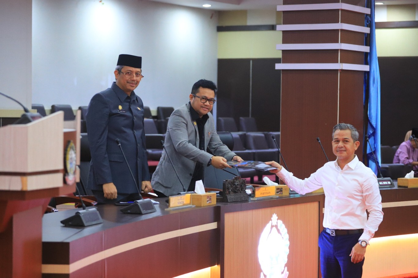 IST MENYERAHKAN--Legislator Partai Demokrat DPRD Sulsel Andi Januar Jaury Dharwis menyerahkan pandangan umum Fraksi Demokrat ke pimpinan dewan disaksikan Sekda 
