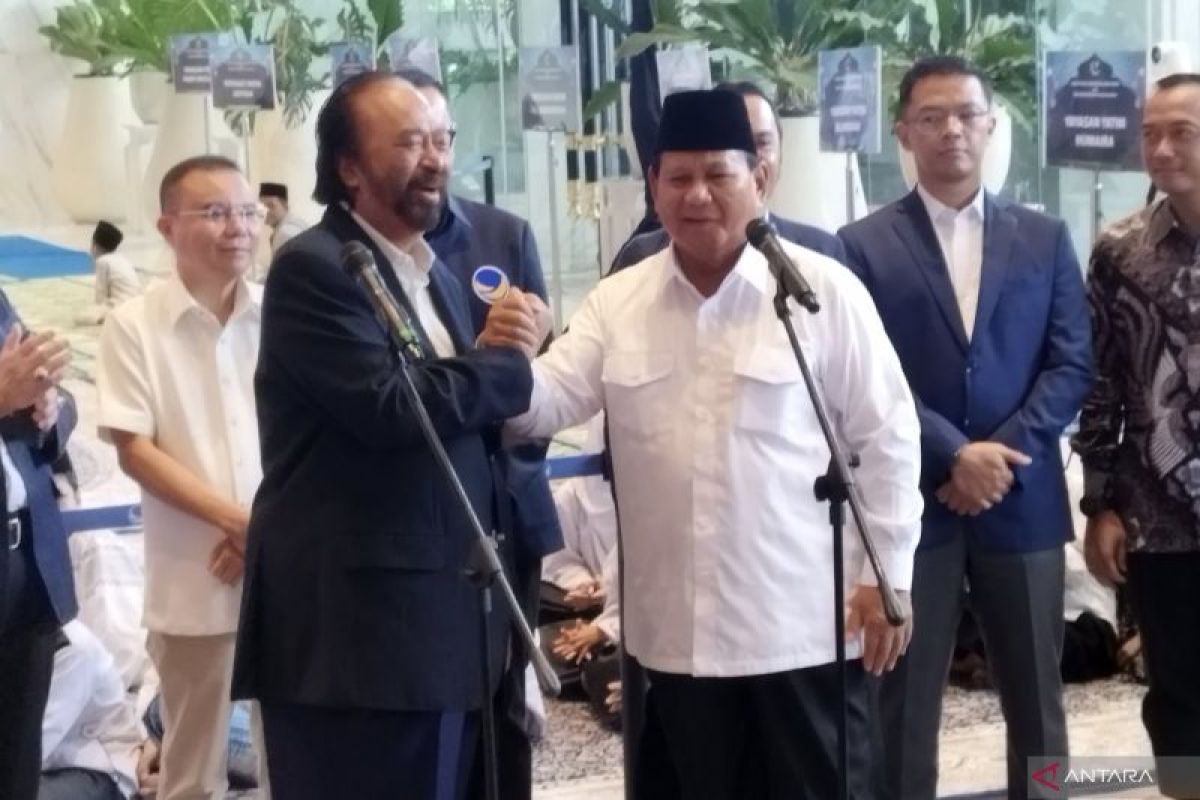 IST UCAPAN SELAMAT--Presiden RI terpilih Prabowo Subianto menerima ucapan selama dari ketua umum DPP Surya Paloh ketika berkunjung di NasDem Tower, Jakarta, Jumat (22/3) siang.