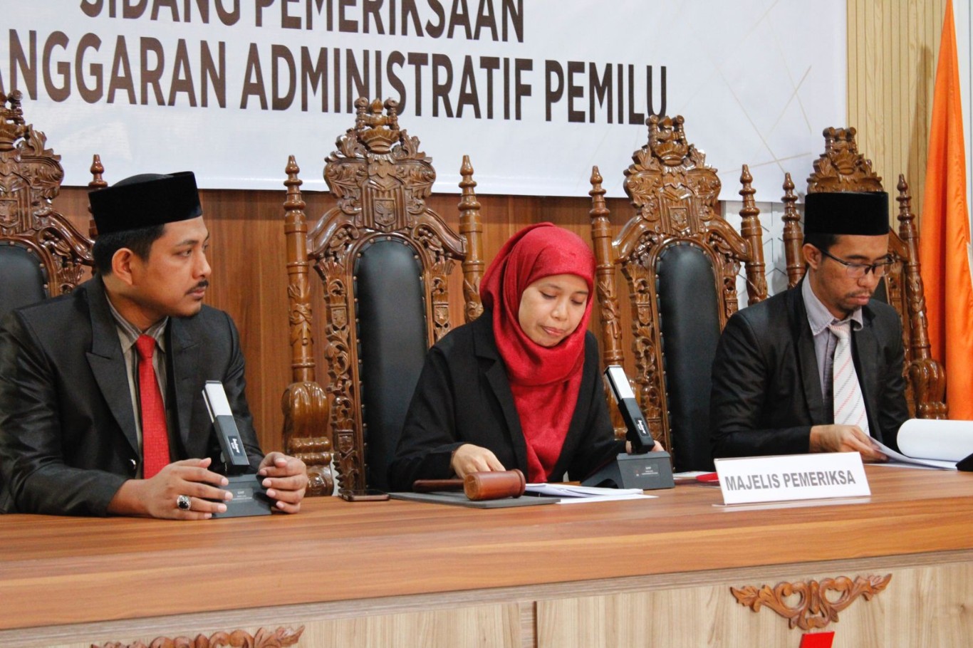 IST MEMBACAKAN--Ketua Majelis Pemeriksa Bawaslu Gowa Yusnaeni membacakan putusan sidang pelanggaran Pemilu PPK Tombolopao