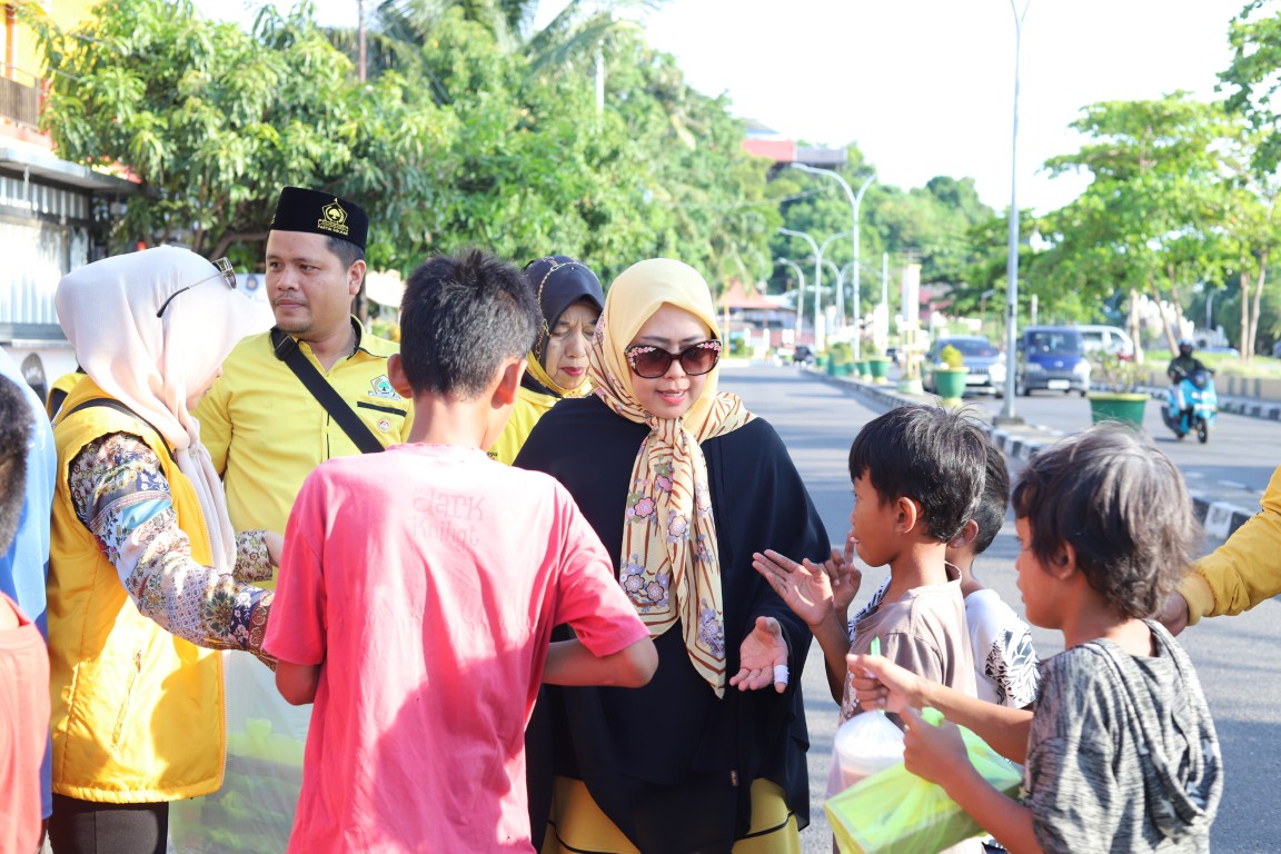 IST MEMBAGIKAN--Ketua Golkar Kota Parepare Erna Rasyid bersama pengurus membagikan takjil pada warga yang melintas dijalan 