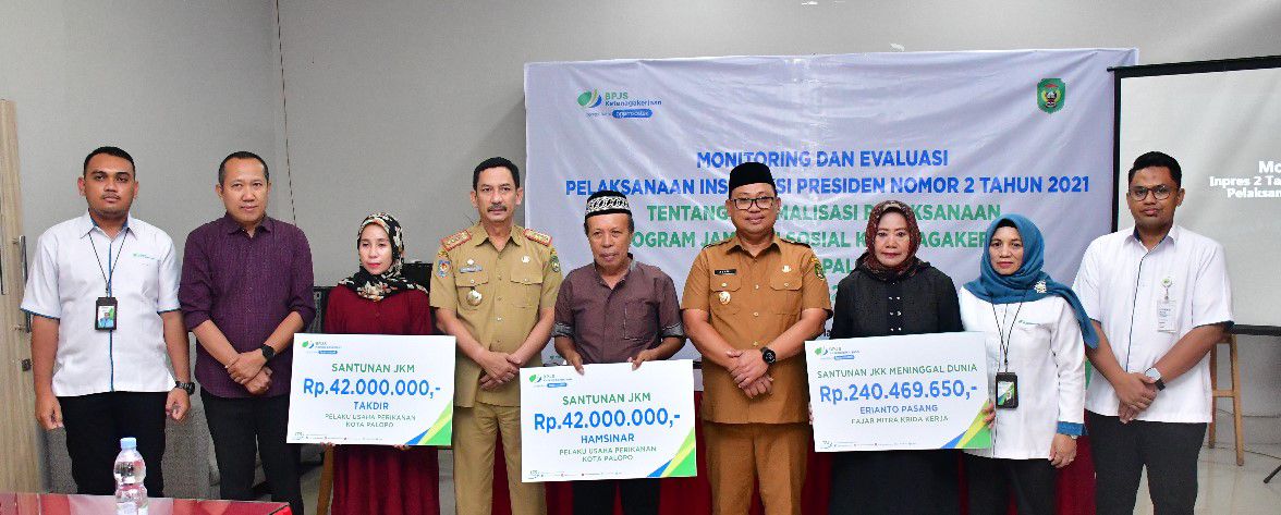 MONEV -- Kepala BPJS Ketenagakerjaan Kota Palopo, Muminati (dua dari kanan), foto bersama Pj Wali Kota Palopo, Asrul Sani, usai penyerahan santunan secara simbolis kepada ahli waris peserta BPJS Ketenagakerjaan di sela pelaksanaan Monev Inpres Nomor 2 tahun 2021.