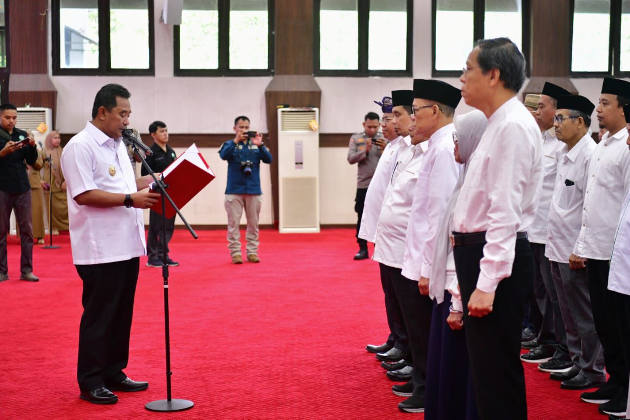 IST LANTIK-Pj Gubernur Sulsel Bahtiar Baharuddin melantik pengurus FKUB Sulsel periode 2024-2029 di Ruang Pola Kantor Gubernur, Selasa (26/3).