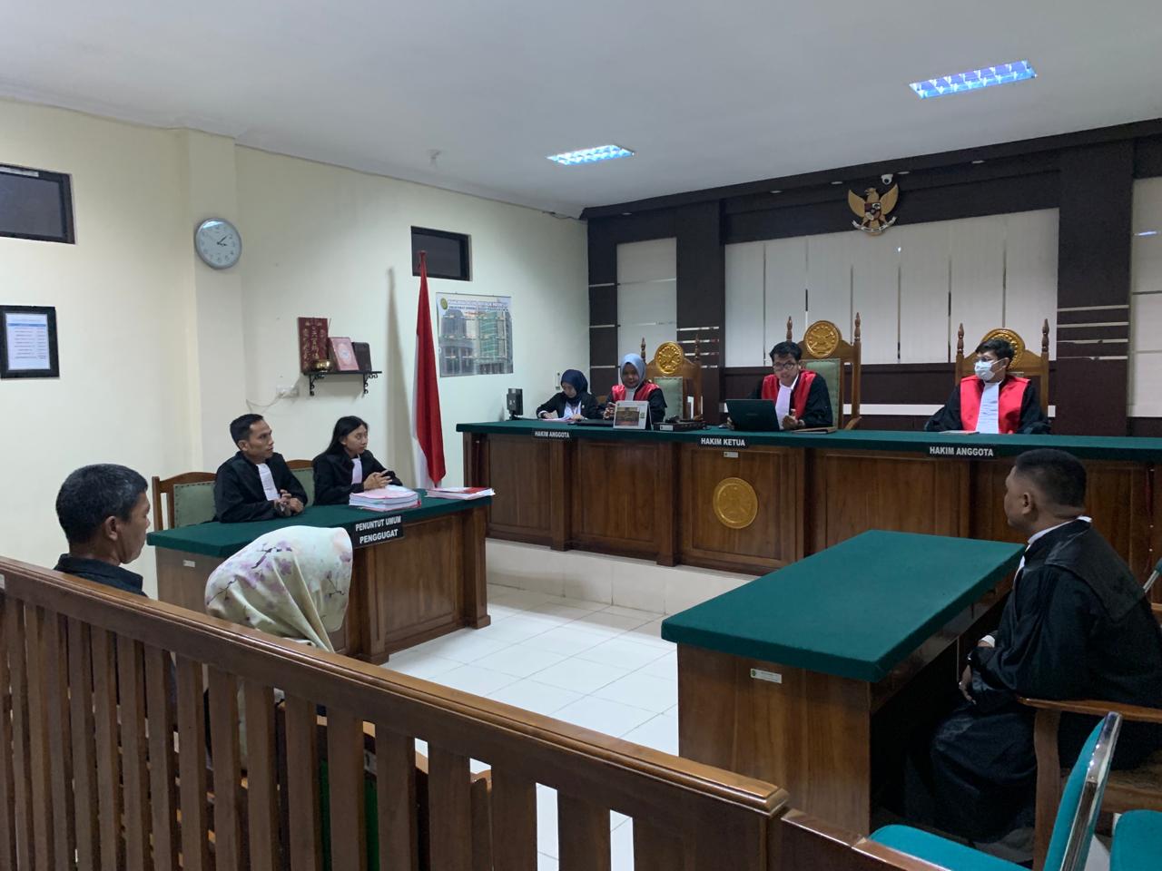 IST MENGHUKUM--Majelis Hakim PN Kabupaten Sidrap menghukum tiga orang terdakwa kasus double coblos di TPS 4 Uluale kecamatan Watang Pulu, akhirnya mendapat putusan bersalah