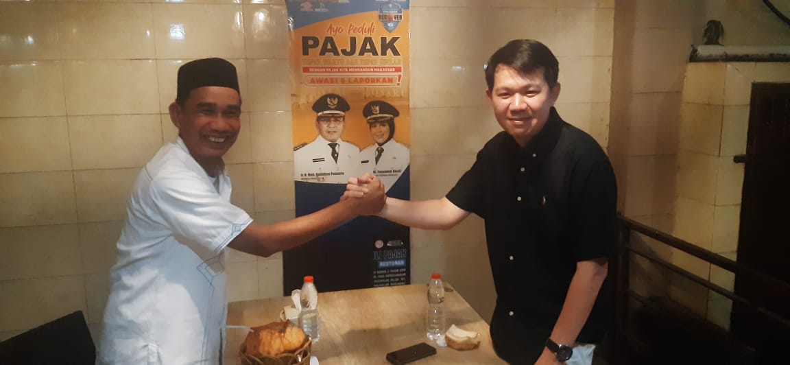 IST SALAM KOMANDO--Politisi Partai Nasdem yang juga Ketua DPRD Makassar Rudianto Lallo salam komando dengan legislator Partai Gerindra Kota Makassar Erick Horas. 