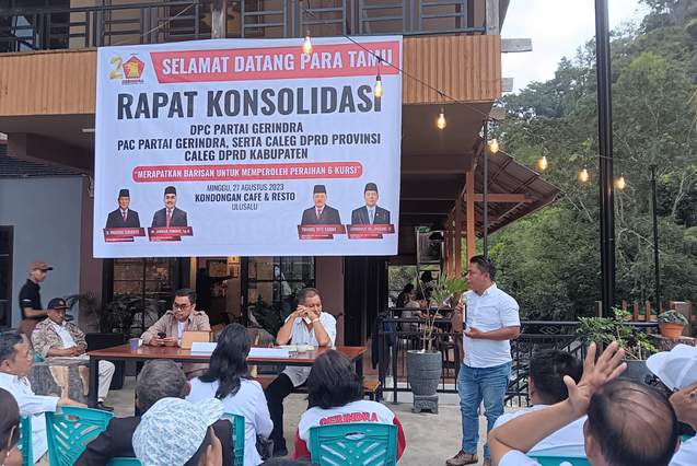 IST KONSOLIDASI--Ketua DPC Partai Gerindra Tana Toraja Zadrak  Tombeg menggelr rapat konsolidasi  