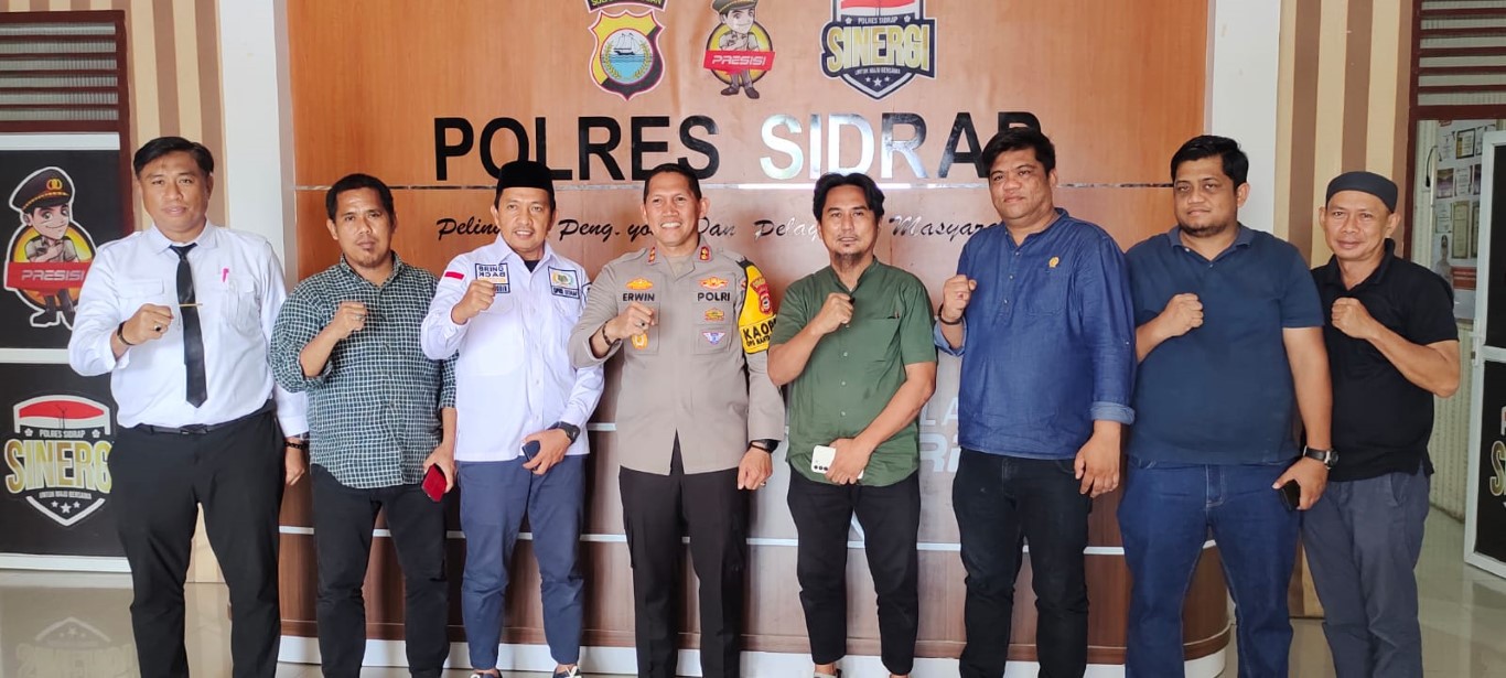 IST KONSULTASI--Ketua DPC PPP Kabupaten Sidrap H.Pathuddin berkonsultasi dengan Kapolres terkait laporan PPP soal PSU, Senin (4/3).