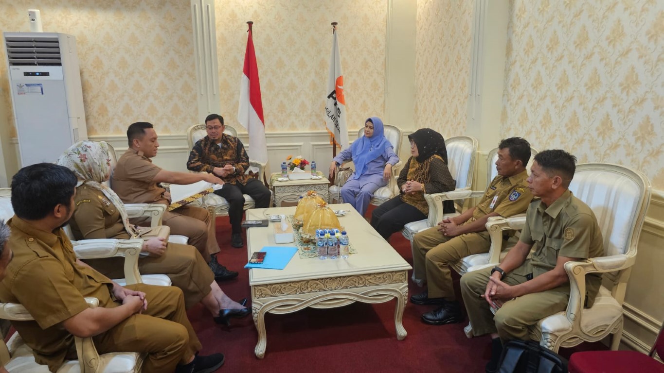 IST MENERIMA--Wakil Ketua DPRD Sulsel Muzayyin Arif menerima Timsel calon Anggota KPID melalui Dinas Komunikasi, Informatika, Statistik dan Persandian (Diskominfo-SP) Provinsi Sulawesi Selatan, diruang kerjanya, Senin (4/3).
