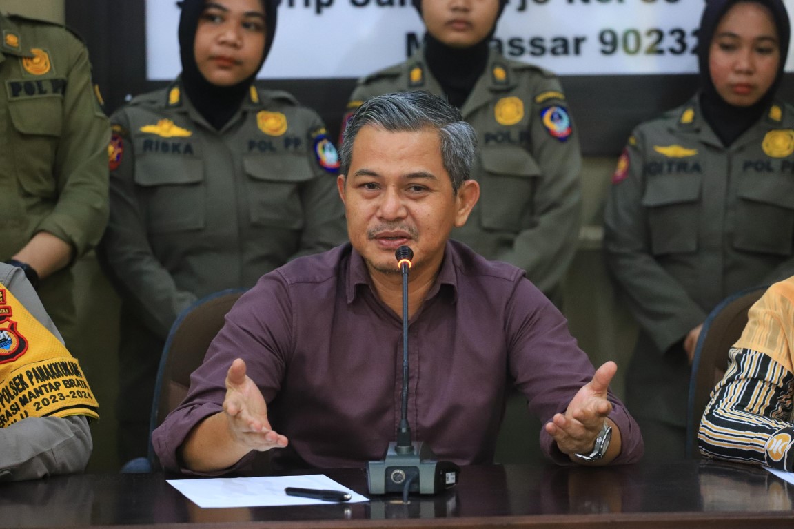IST MENERIMA ASPIRASI--Anggota DPRD Sulsel Andi Januar Jaury Dharwis menerima aspirasi dari para pengunjuk rasa di Gadung DPRD Sulsel baru-baru ini 