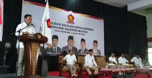 IST MOTIVASI--Ketua DPD Partai Gerindra Provinsi Sulawesi Selatan Andi Iwan Darmawan Aras ketika memberikan motivasi pada seluruh pengurus partai maupun Caleg 