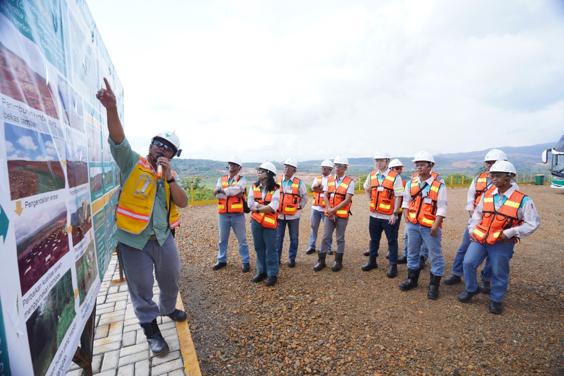ANTUSIAS -- Tim dari PT Adaro Energy begitu antusias mendengarkan penjelasan dari pihak PT Vale Indonesia terkait langkah-langkah yang dilakukan dalam pengelolaan lingkungan dan program CSR.