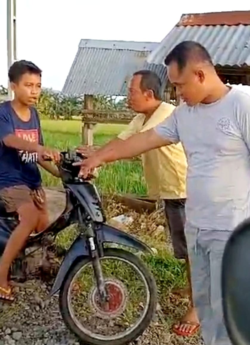 IST BALI -- Seorang anak remaja pelaku bali di Dusun Japing, Pattallassang, berhasil ditahan sesaat hendak kabur pasca lokasi bali digeruduk petugas polisi. 