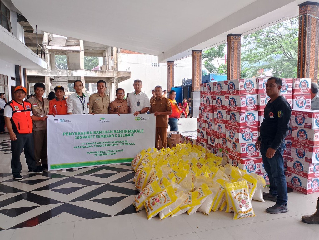 BANTUAN -- Penyerahan bantuan 100 paket Sembako dari Pegadaian Kanwil VI Makassar untuk korban bencana banjir di Kota Makale.