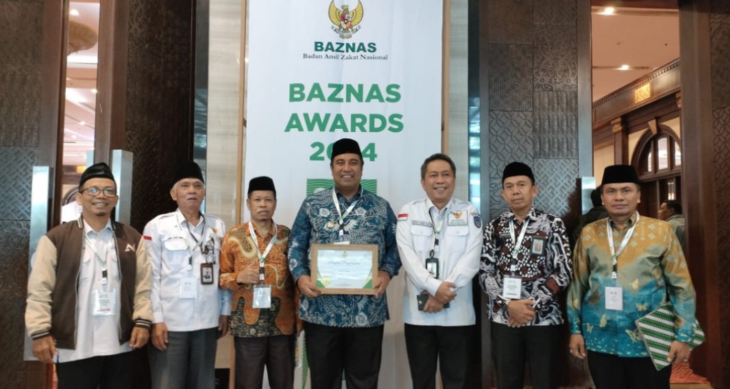 BAZNAS AWARDS -- Bupati Maros, HAS Chaidir Syam (tengah), usai menerima penghargaan Baznas Award 2024 kategori kepala daerah pendukung pengelola zakat terbaik.