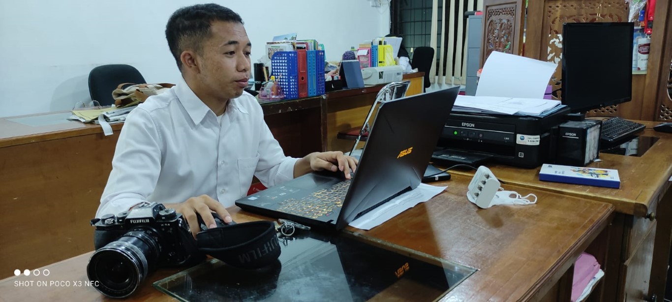 BKM/SAR BEKERJA -- Hari pertama masuk kantor di awal Ramadan pegawai di Pemkab Gowa tetap bekerja, seperti dilakukan Junaedi salah seorang PPPK di bagian Kehumasan Diskominfo-SP Gowa. 