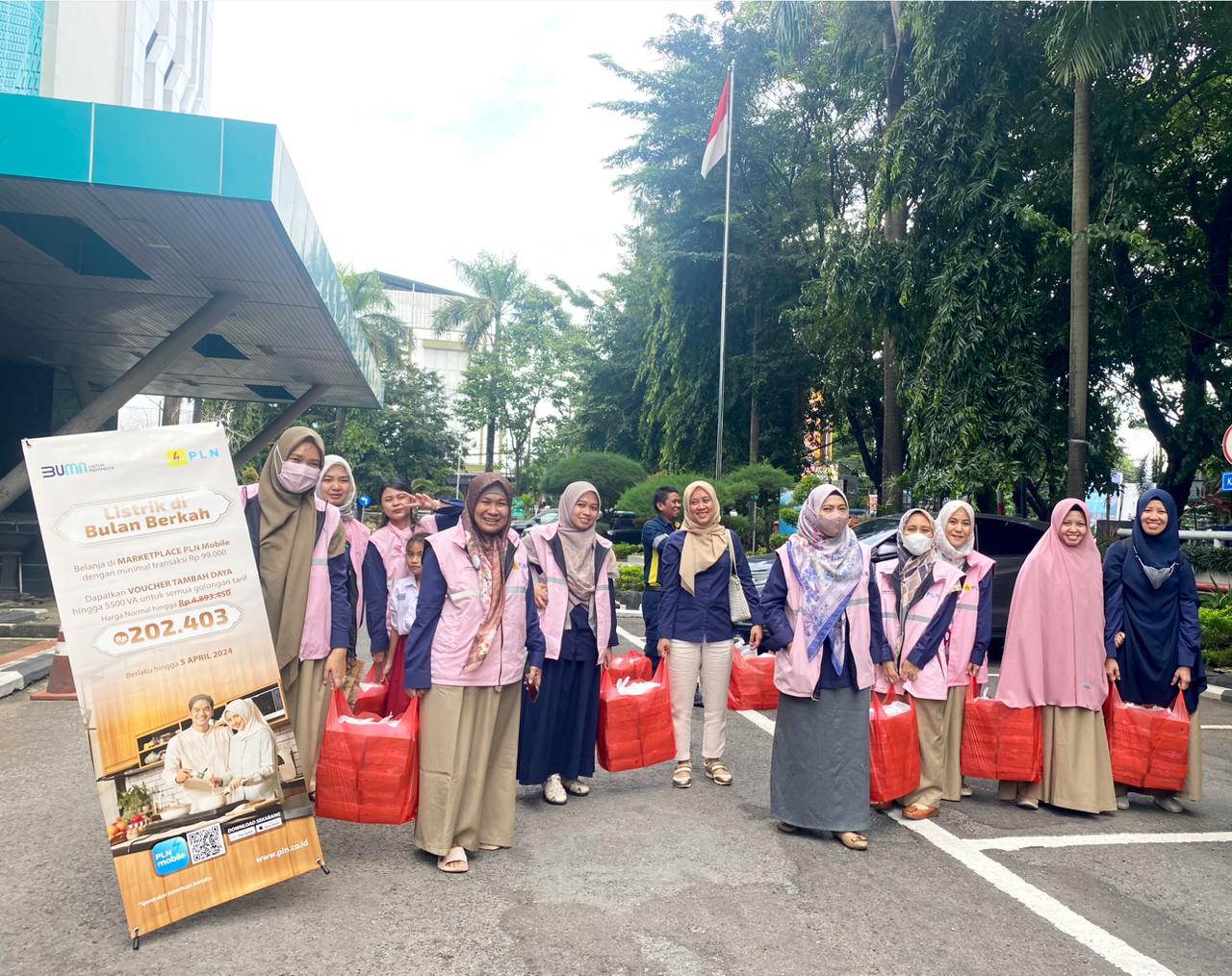 BERBAGI -- Para Srikandi PLN penuh antusias melakukan bagi-bagi takjil kepada pengguna jalan yang melintas di Jalan Hertasning