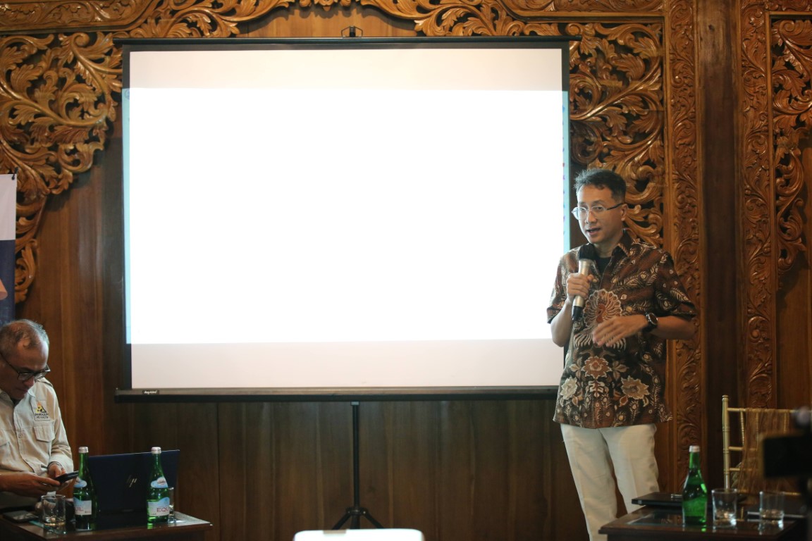 BERKELANJUTAN -- Head of Communications PT Vale, Suparam Bayu Aji sedang mempresentasikan tentang bagaimana PT Vale Indonesia menerapkan pertambangan berkelanjutan pada industri nikel yang dikelolanya.