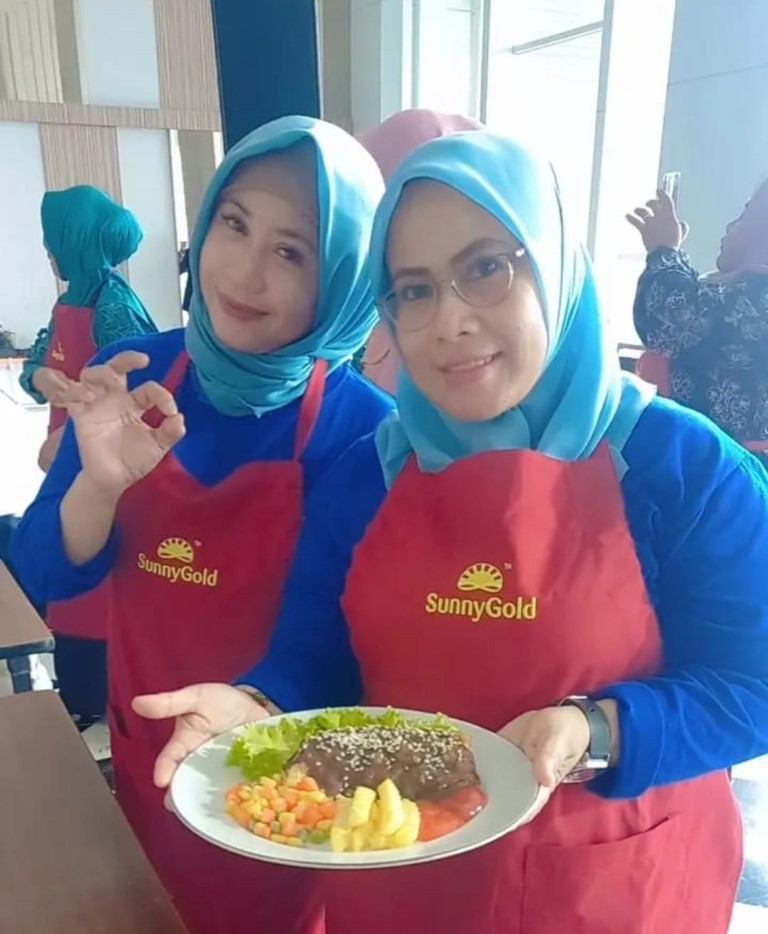 IST BESTIE CHALLENGE -- Ketua TP PKK Bontomarannu, Ferica Nusantara bersama Sarialang Malonna, saat membuat masakan dalam lomba Bestie Challenge menu NUgget Sunni Gold.