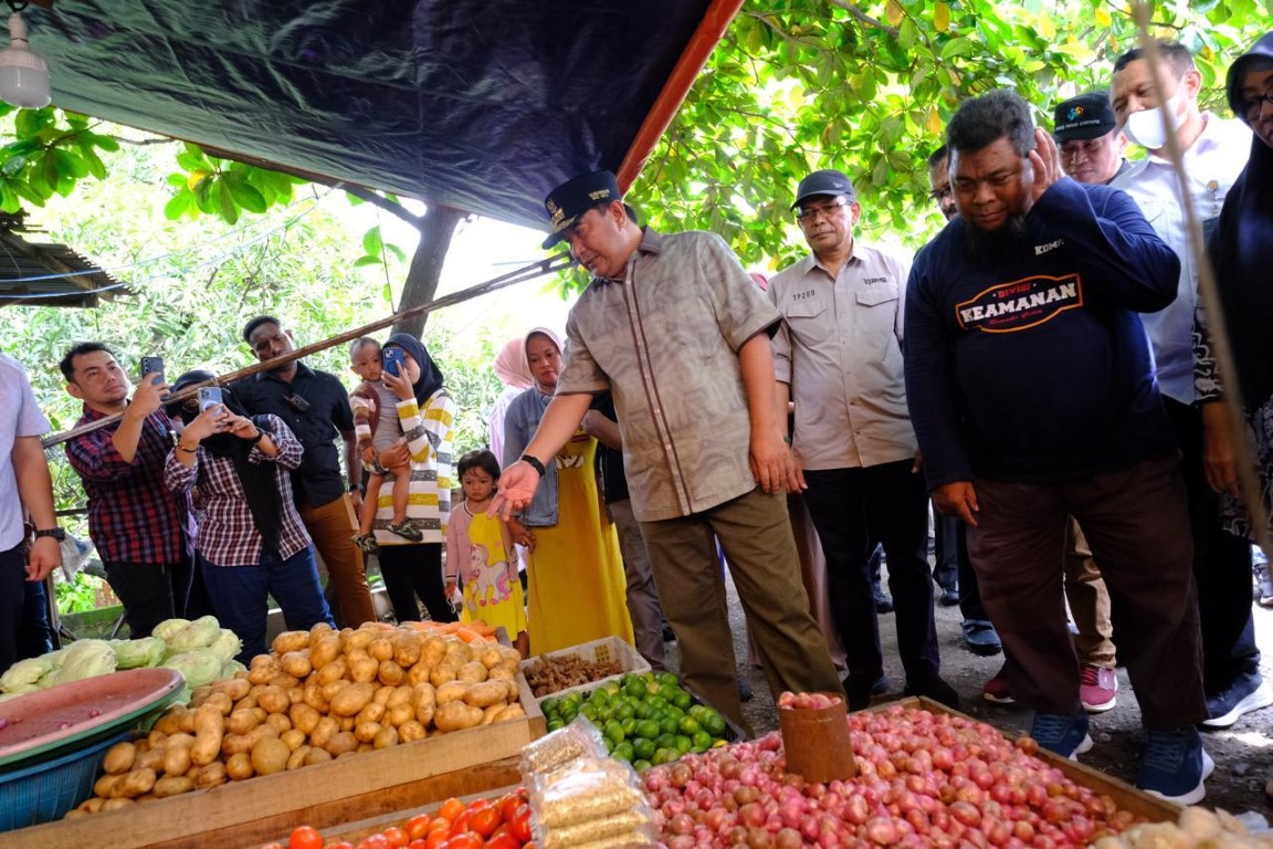 IST BINCANG -- Saat berada di Pasar Induk Minasa Maupa, Pj Gubernur Sulsel, Bahtiar Baharuddin banyak berbincang dengan beberapa pedagang setempat. 