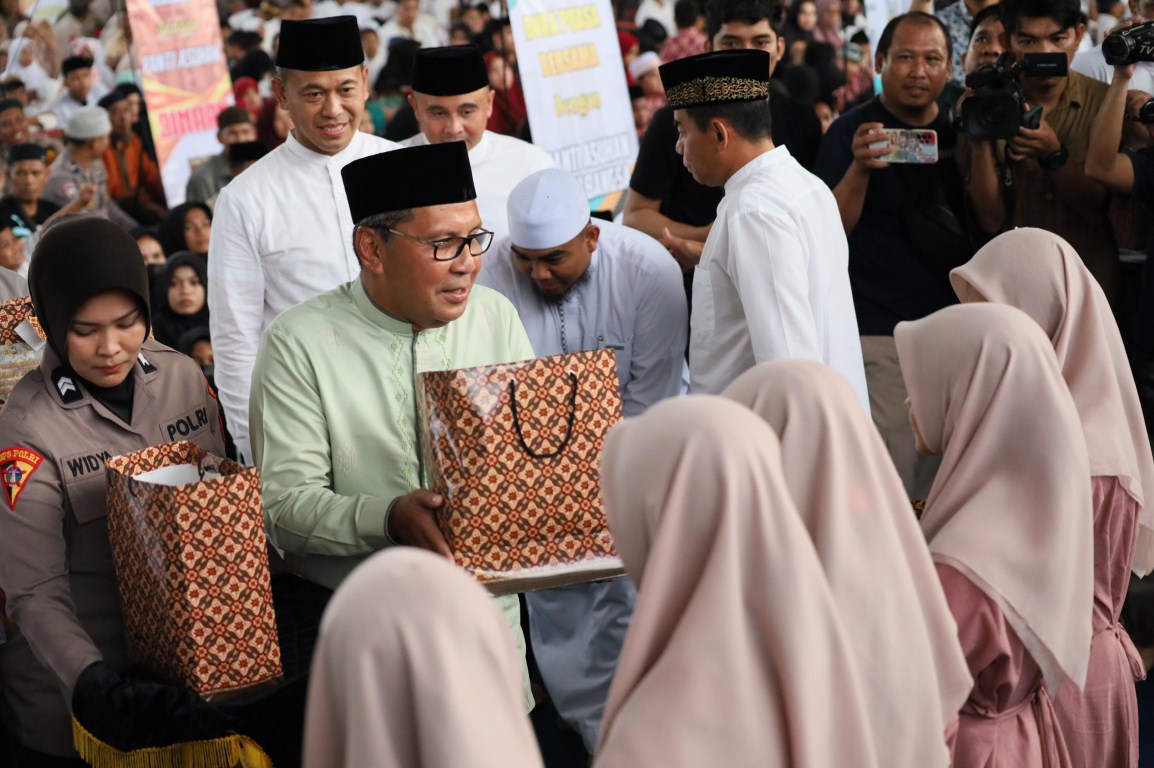 ist BUKA PUASA--Wali Kota Makassar Moh Ramdhan Pomanto mengikuti buka puasa bersama ribuan anak yatim se-Kota Makassar yang merupakan inisiasi Kepala Kepolisian Daerah Sulsel Irjen Pol Andi Rian R Djajadi di Tribun Lapangan Karebosi, Sabtu (30/3). 