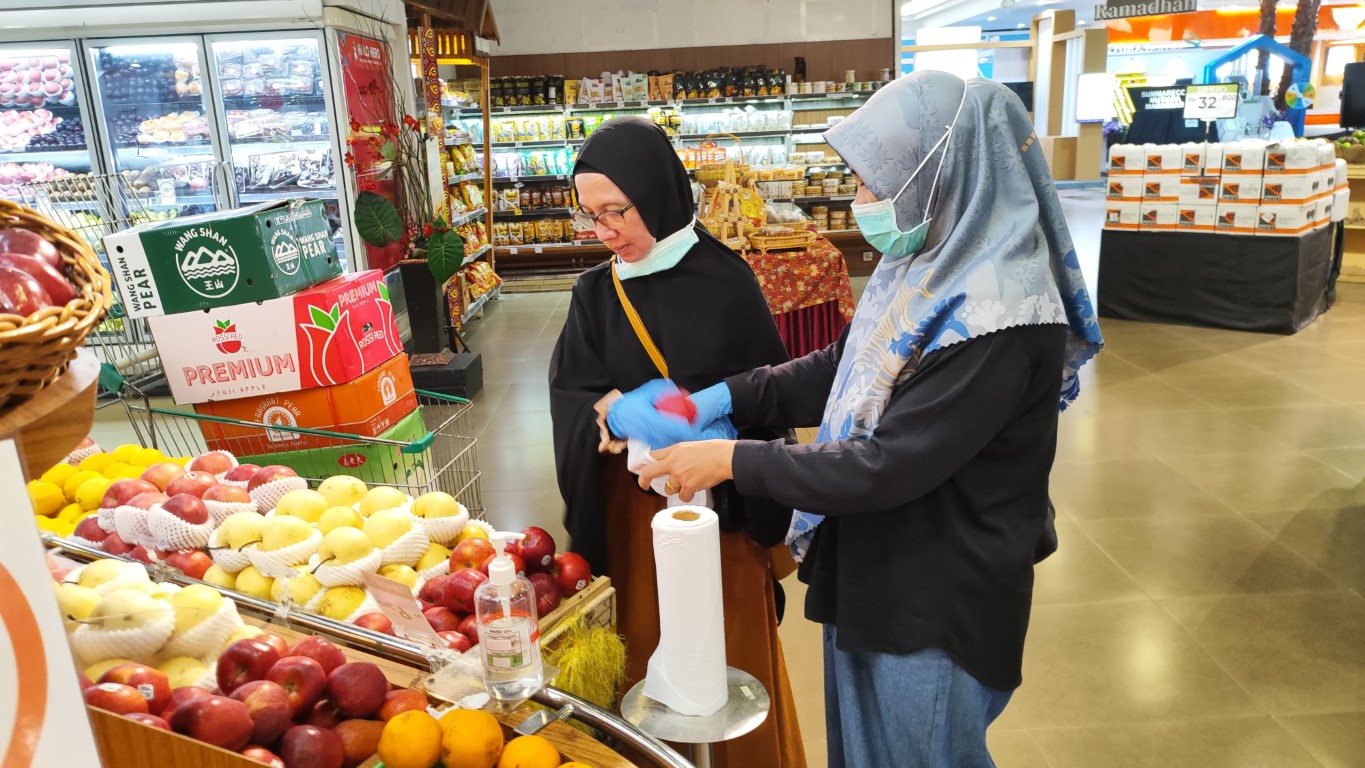 ist SAMPEL--Jelang Ramadan, petugas dari DKP kota Makassar melakukan pengambilan dan pengujian sampel PSAT di Pasar Sentral dan Supermarket Hero Mall Ratu Indah, akhir pekan kemarin.