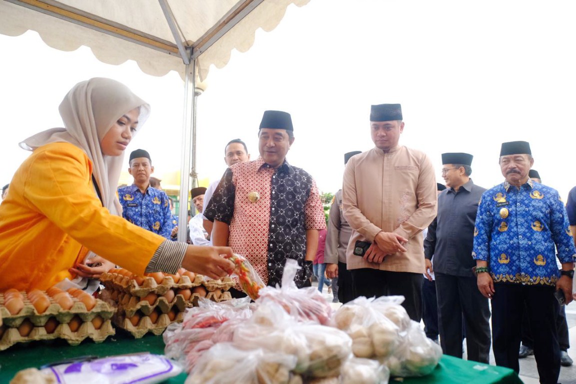 IST PANTAU -- Pj Gubernur Sulsel Bahtiar Baharuddin bersama Bupati Gowa Adnan Purichta Ichsan, dan Wabup Gowa Abdul Rauf Malaganni Kr Kio memantau pelaksanaan pangan murah di Gowa.