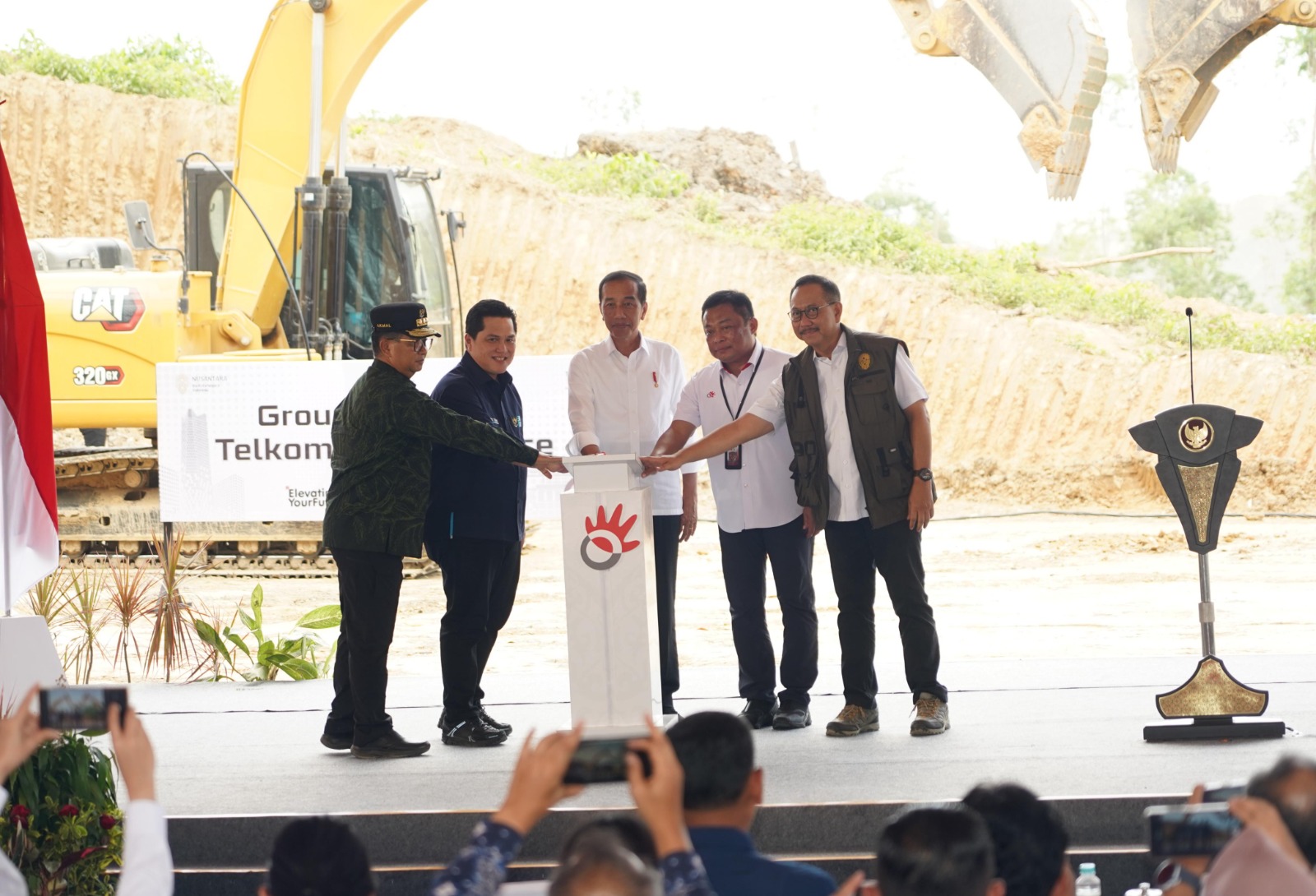 GROUNDBREAKING -- Presiden RI, Joko Widodo (tengah) bersama Kepala Otorita IKN, Bambang Susantono (kanan), Menteri BUMN Erick Thohir (kedua kiri), Pj Gubernur Kalimantan Timur, Akmal Malik (kiri), dan Direktur Utama Telkom, Ririek Adriansyah (kedua kanan), saat acara Groundbreaking Telkom Smart Office di Kawasan Ibu Kota Nusantara (IKN), Penajam Paser Utara, Kalimantan Timur, Jumat, 1 Maret 2024.