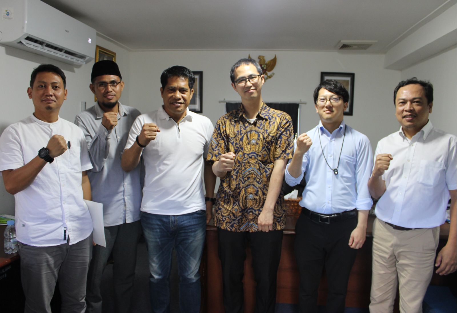 FOTO BERSAMA -- Sekretaris DPRD Sulbar, Muhammad Hamzih (tiga dari kiri) foto bersama rombongan perwakilan IMV Coorporation usai menggelar pertemuan di ruang kerjanya.