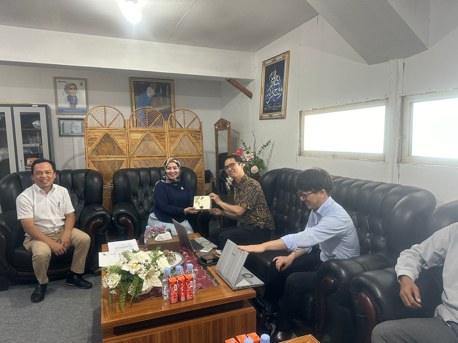 PERTEMUAN -- Ketua DPRD Sulbar, Dr Hj St Suraidah Suhardi didampingi Pejabat Fungsional, Sahrin Salatung, menerima audiens perwakilan dari JICA dan IMV Corporation, Yasuhiro Okuda dan Nori Hamada di ruang kerjanya, Jumat, 1 Maret 2024.