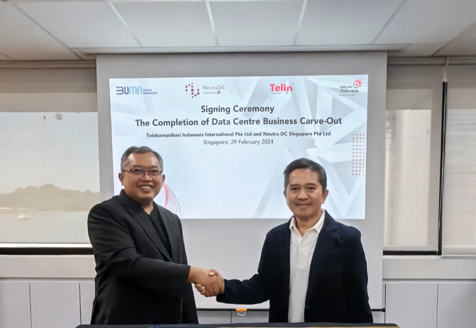 KONSOLIDASI BISNIS -- CEO NeutraDC Singapore, Sendang Praptomo (kiri) bersama CEO Telin Singapore, Indarto (kanan), saat melakukan seremoni penyelesaian proses konsolidasi bisnis data center yang sebelumnya dikelola Telin di Singapura, beberapa waktu lalu.