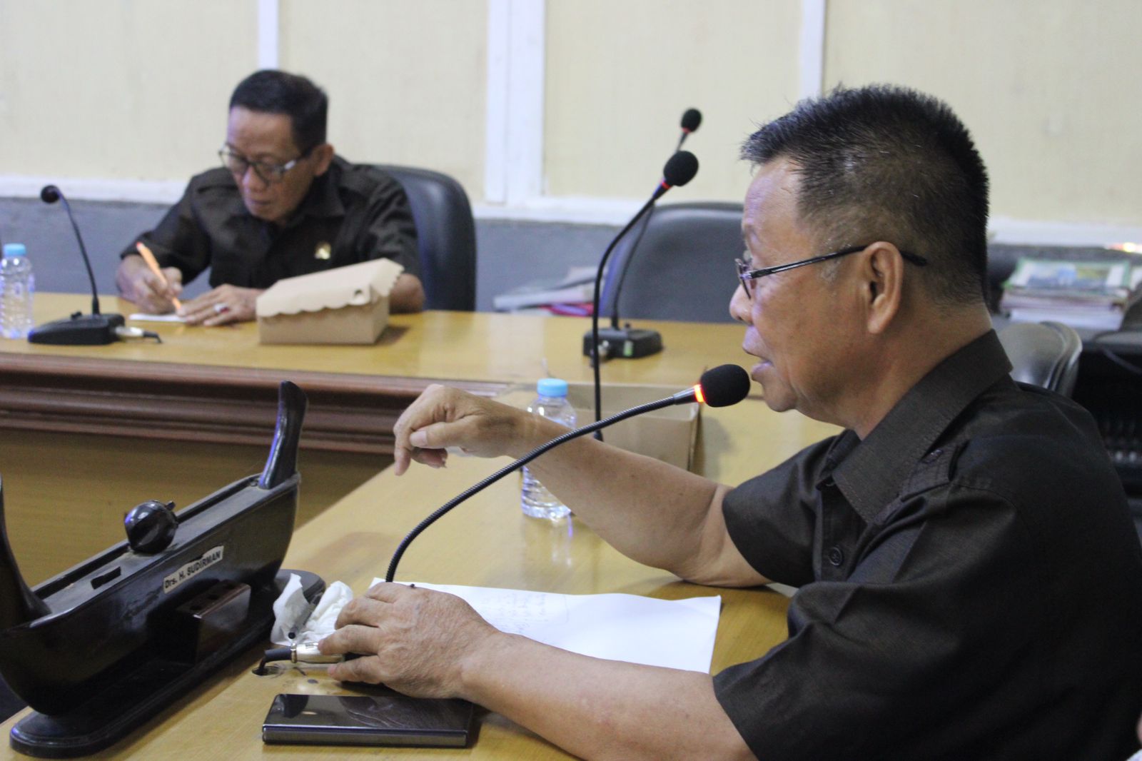 PIMPIN RAPAT -- Ketua Pansus Pengelolaan Keuangan Daerah DPRD Sulbar, H Sudirman didampingi H Abidin Abdullah dan Itol Tonra ketika memimpin rapat finalisasi pembahasan Pansus.