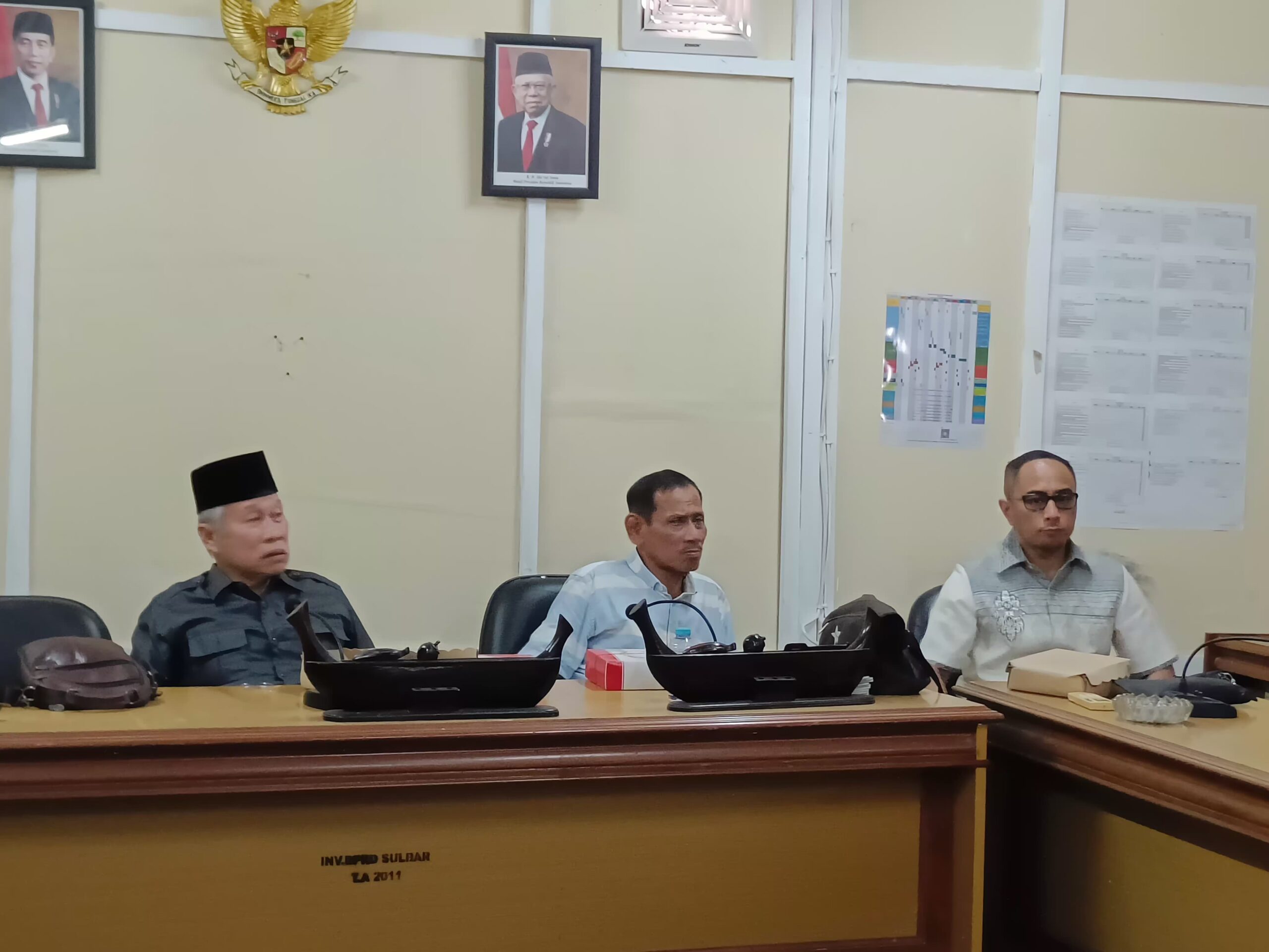 RAPAT PANSUS -- Suasana rapat Pansus terkait lanjutan pembahasan Ranperda tentang Jaringan Utilitas yang  dilaksanakan di Ruang Kerja Komisi III DPRD Provinsi  Sulbar, Selasa, 5 Maret 2024.
