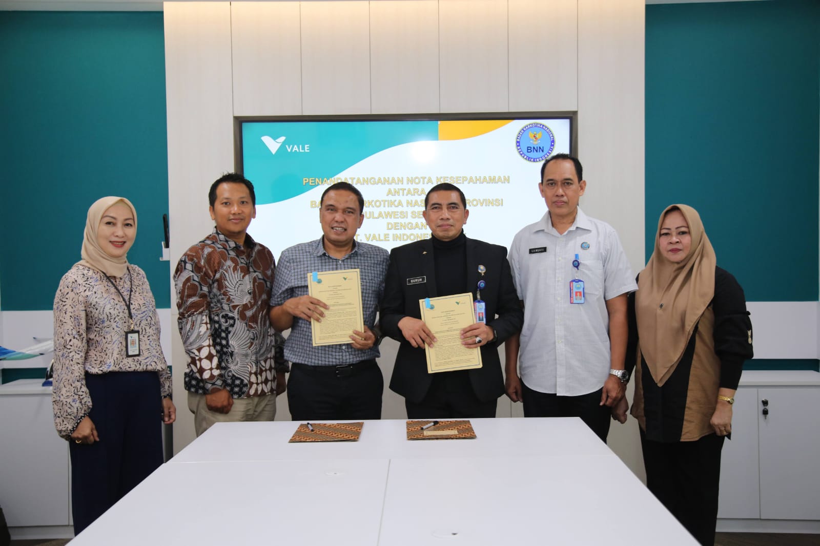 TANDA TANGAN MOU -- Direktur External Relations PT Vale, Endra Kusuma (tiga dari kiri) bersama Kepala BNN Provinsi Sulawesi Selatan, Brigjen Pol Guruh Ahmad Fadiyanto (tiga dari kanan) menunjukkan naskah MOU yang telah ditandatangani kedua belah pihak.