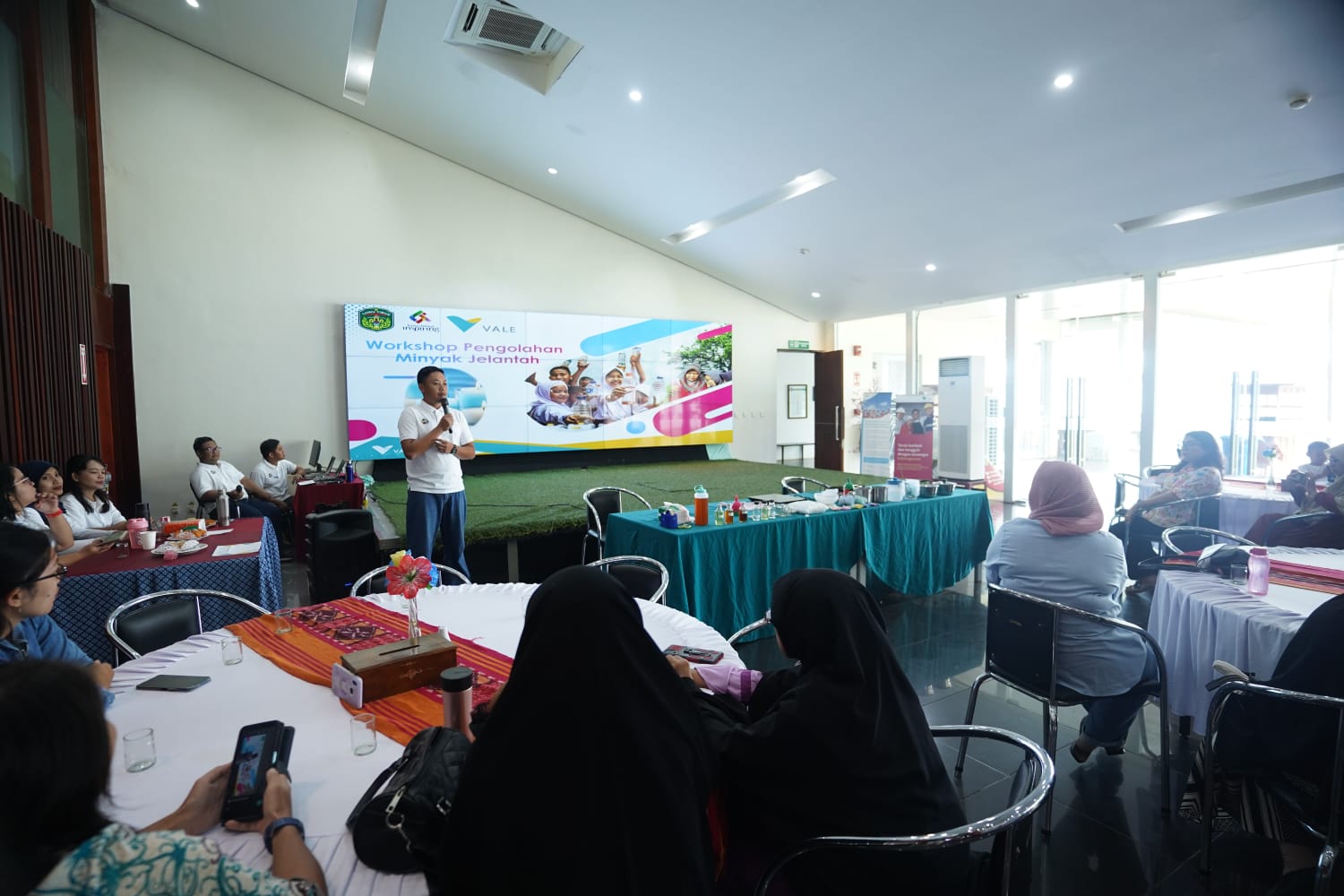 PRESENTASI -- Salah satu kelompok peserta sedang mempresentasikan hasil karya ilmiahnya di depan dewan juri dan peserta lainnya.