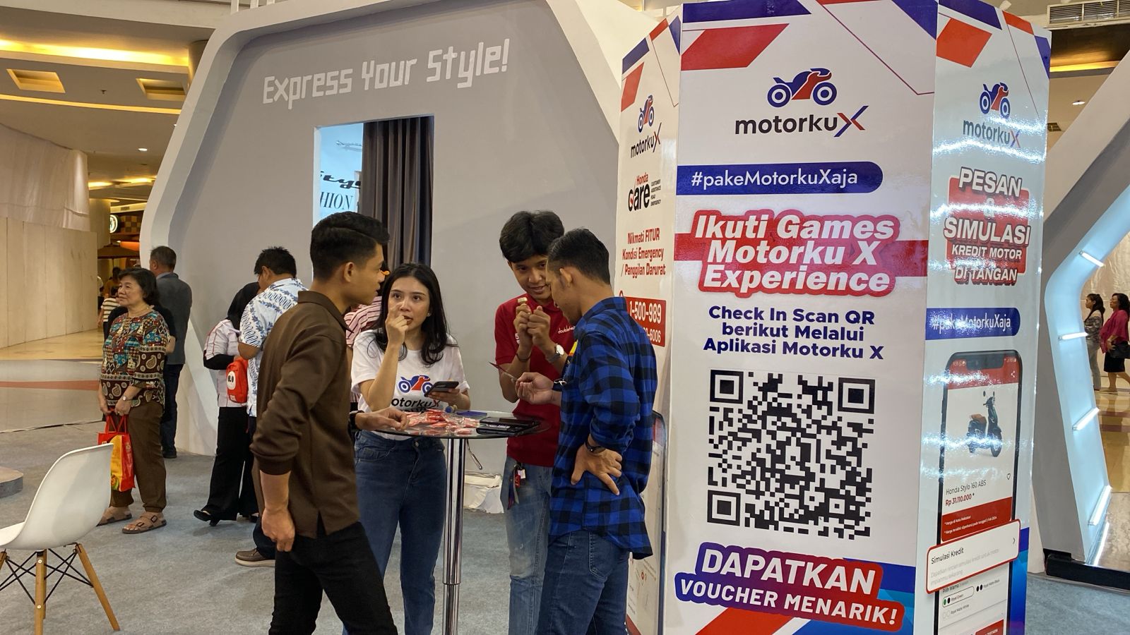 MOTORKU X -- Tim marketing Astra Motor Sulsel sedang menjelaskan kepada konsumen mengenai beragam manfaat yang bakal didapatkan konsumen Honda saat bergabung di Motorku X.