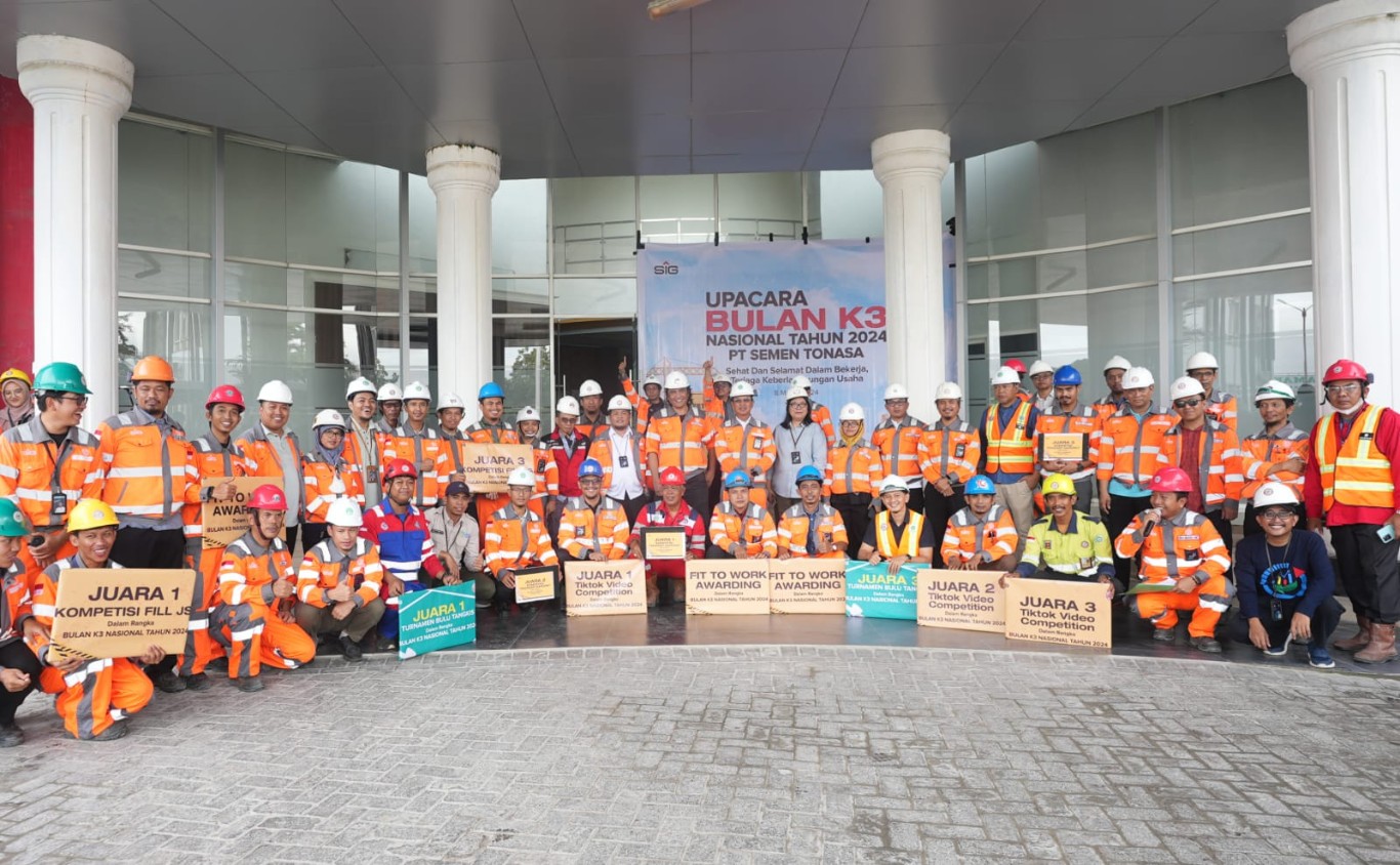 BULAN K3 NASIONAL -- Direktur Operasi PT Semen Tonasa, Mochamad Alfin Zaini (tengah) foto bersama dengan para pemenang beragam lomba usai menutup pelaksanaan Bulan K3 Nasional di PT Semen Tonasa tahun 2024.