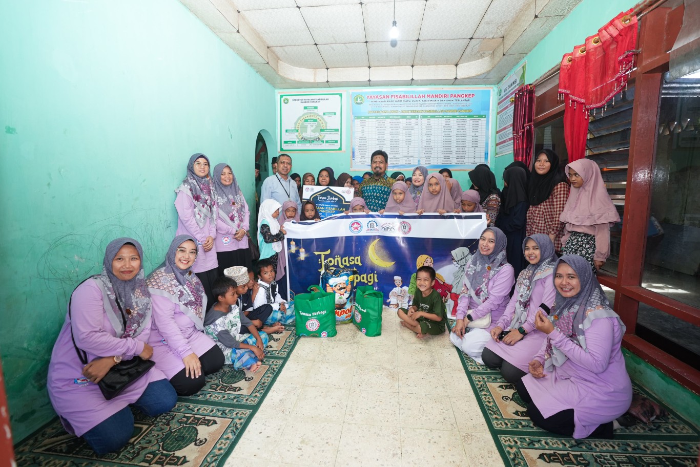 SANTUNAN -- Penasihat Kerukunan Istri Karyawan Semen Tonasa, Darmawati Anis dan Octiana Rosmala Dewi Alfin, didampingi Ketua KIKST, Nikka Primiastri Yosi, serta Ketua SKST, Muh Musafir, menyerahkan santunan kepada perwakilan masing-masing Panti Asuhan dan Tahfidz Qur'an.
