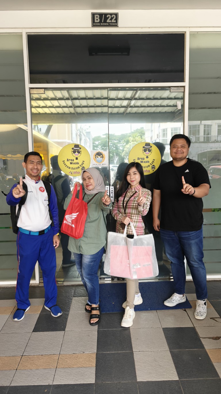 ANTUSIAS -- Pekerja PT Adira Dinamika Multi Finance (tengah) menyambut kedatangan instruktur Safety Riding Asmo Sulsel, Wanny Dewa (kiri) dan SPV Corporate Communication Astra Motor Sulawesi Selatan, Oging Adria Fitra Sakti (kanan).