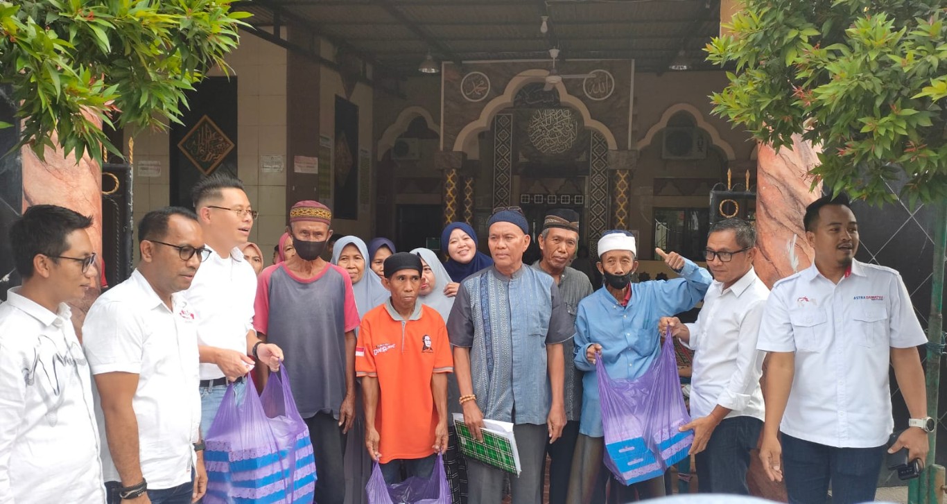 BERBAGI -- Kepala Wilayah PT Astra International Tbk Daihatsu Sales Operation Indonesia Bagian Timur, Tulus Pambudi bersama para kepala cabangnya di Sulsel, menyerahkan bingkisan buka puasa kepada panitia amaliyah Ramadan Masjid Babul Jannah Maccini, Kota Makassar, Jumat, 15 Maret 2024.