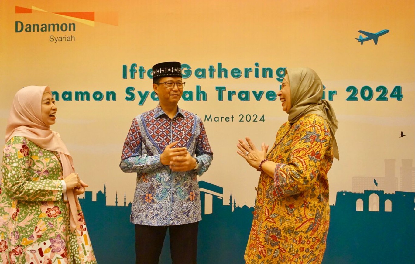 Kiri ke kanan -- Refita Rulli, Syariah Financing Business Head, Herry Hykmanto, Direktur Syariah & Sustainability Finance, serta Merci Santi Adriani, Syariah Funding Business Head.