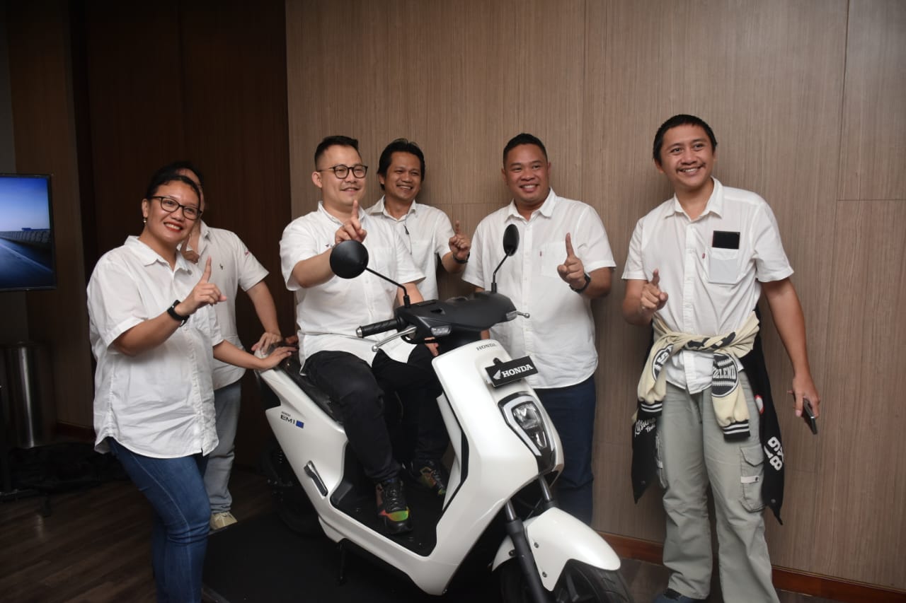 PERKENALKAN -- Kepala Wilayah Astra Motor Sulawesi Sutrisno (duduk di atas notor) didampingi tim manajemennya saat memperkenalkan sepeda motor listrik Honda kepada wartawan.