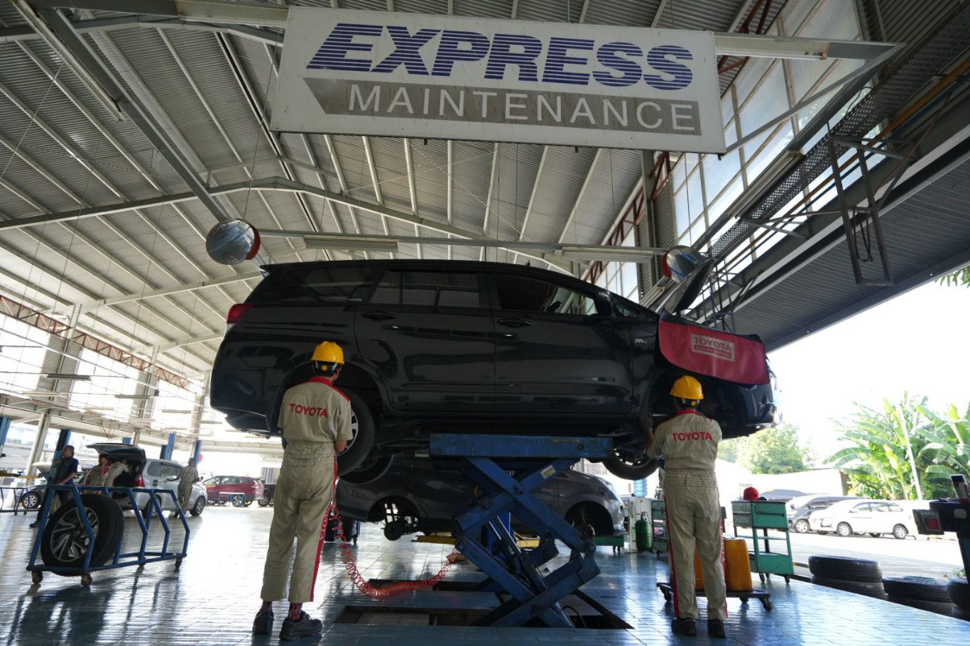 TETAP BUKA -- Teknisi di Bengkel Kalla Toyota tetap melayani pelanggan meski di hari libur, seperti di hari libur peringatan Hari Paskah.