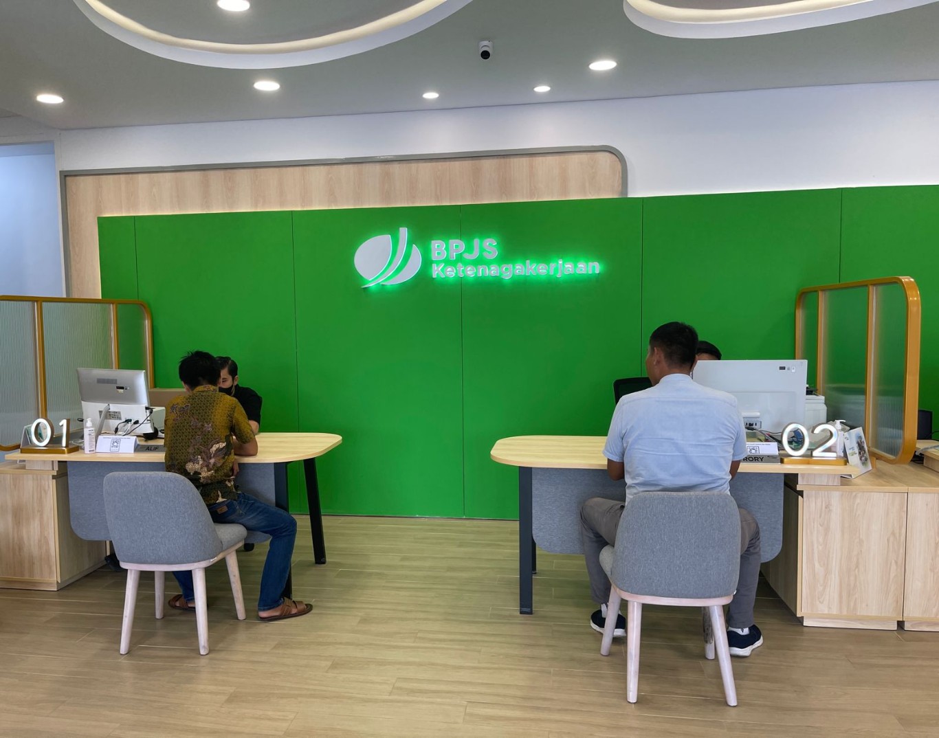 PELAYANAN -- Para pekerja sedang mendapatkan pelayanan di kantor BPJamsostek.