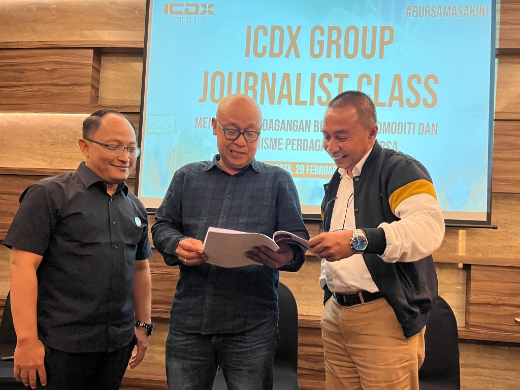 JOURNALIST CLASS -- Board Member ICDX Group, Fajar Wibhiyadi (tengah) didampingi Head of Corporate Communication ICDX Group, P Giri Hatmoko (kanan) dan Head if OCDX Academy, Anang E Wicaksono, tengah berdialog pada pelaksanaan ICDX Group Journalist Class.