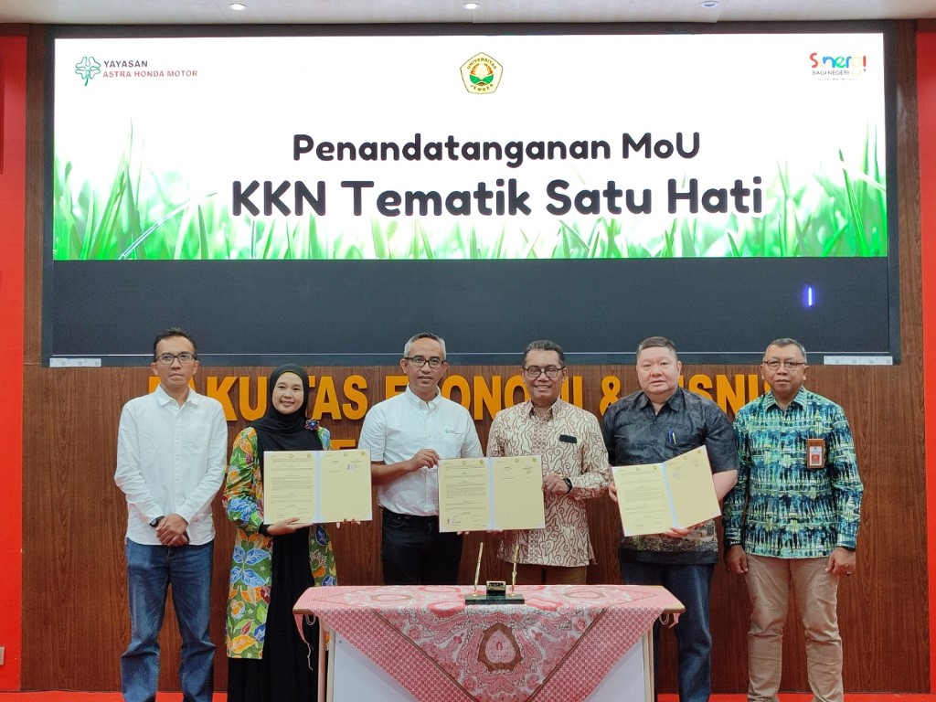 KERJA SAMA -- Ketua Yayasan AHM, Ahmad Muhibbuddin (tiga dari kiri) bersama pihak Universitas Jember dan Pemkab Jember, menunjukkan naskah kerja sama yang telah ditandatangani masing-masing pihak